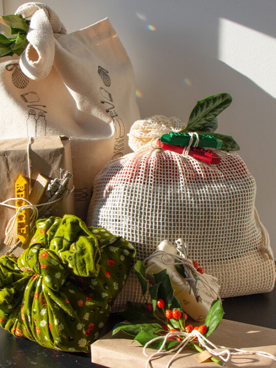 zero waste gift wrapping ideas  how to make DIY recycled wrapping paper (+  DIY present toppers!) 